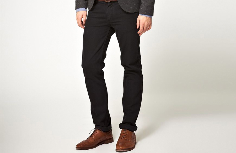 شلوار جین مشکی و کفش قهوهای