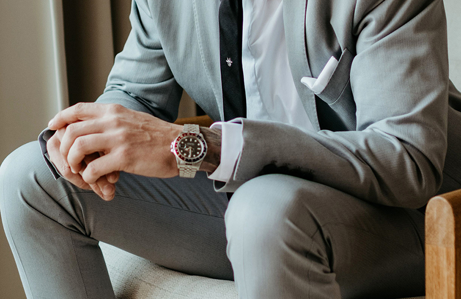 پوشیدن کت و شلوار طوسی با ساعت بند فلزی